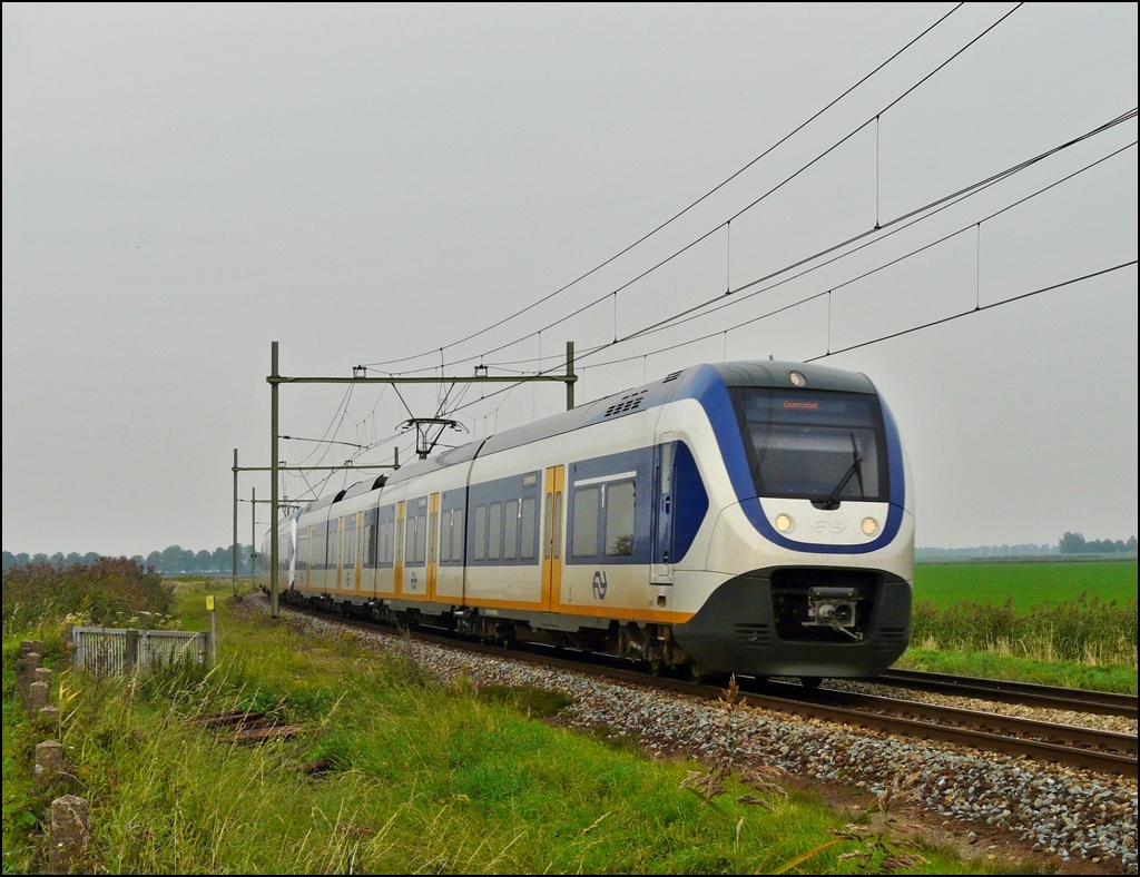 Zwei gekuppelte vierteilige NS SLT (Sprinter Lighttrain) werden in Krze den Bahnhof von Zevenbergen erreichen und danach ihre Fahrt nach Roosendaal fortsetzen. 02.09.2011 (Hans)

Am 20. Juli 2005 haben die Niederlndischen Eisenbahnen ein Konsortium aus Bombardier Transportation und Siemens Transportation Systems mit dem Bau der insgesamt 35 Zge beauftragt. Die Sechsteiler wurden im Siemens-Werk in Krefeld-Uerdingen montiert, die Vierteiler beim Konsortialfhrer Bombardier. Die Inbetriebsetzung aller vierteiligen Einheiten erfolgte im Bombardier-Werk in Aachen, die der sechsteiligen Einheiten im Siemens Prfcenter Wegberg-Wildenrath. Ende Februar 2009 hatte der Kunde Nederlandse Spoorwegen die ersten beiden Zge des Konsortiums aus Siemens und Bombardier abgenommen.

Zwei Optionen wurden im September 2007 von den Niederlndischen Eisenbahnen eingelst. Hierbei handelte es sich um zusammen weitere 32 vierteilige und 32 sechsteilige Elektrotriebzge im Gesamtwert von 399 Millionen Euro, wobei der Anteil von Bombardier bei 162 und der von Siemens bei 237 Millionen Euro lag. Auch hier wurden die Vierteiler in den Bombardier-Produktionssttten in Aachen und Hennigsdorf, und die Sechsteiler bei Siemens in Krefeld-Uerdingen hergestellt. Im September 2009 wurde die dritte Option ber 19 vier- und 13 sechsteilige Zugeinheiten eingelst. Davon wurden alle 13 Sechsteiler und ein Vierteiler bei Siemens, die anderen 18 Vierteiler bei Bombardier gefertigt. Weitere Optionen, die zunchst vorgesehen waren, wurden nicht mehr eingelst.
 

Technische Daten der vierteiligen SLT:

Anzahl: 	        69
Hersteller: 	        Bombardier, Siemens
Baujahr: 	        2007 
Achsformel: 	        Bo'(2')(2')(Bo')Bo'
Spurweite: 	        1435 mm (Normalspur)
Lnge ber Kupplung: 	69,36m
Leermasse: 	        129 t
Dienstmasse: 	        144 t
Hchstgeschwindigkeit: 	160 km/h
Traktionsleistung: 	1.500 kW
Stromsystem: 	        1,5 kV Gleichstrom
Sitzpltze: 	        222
Stehpltze: 	        68
                            


 