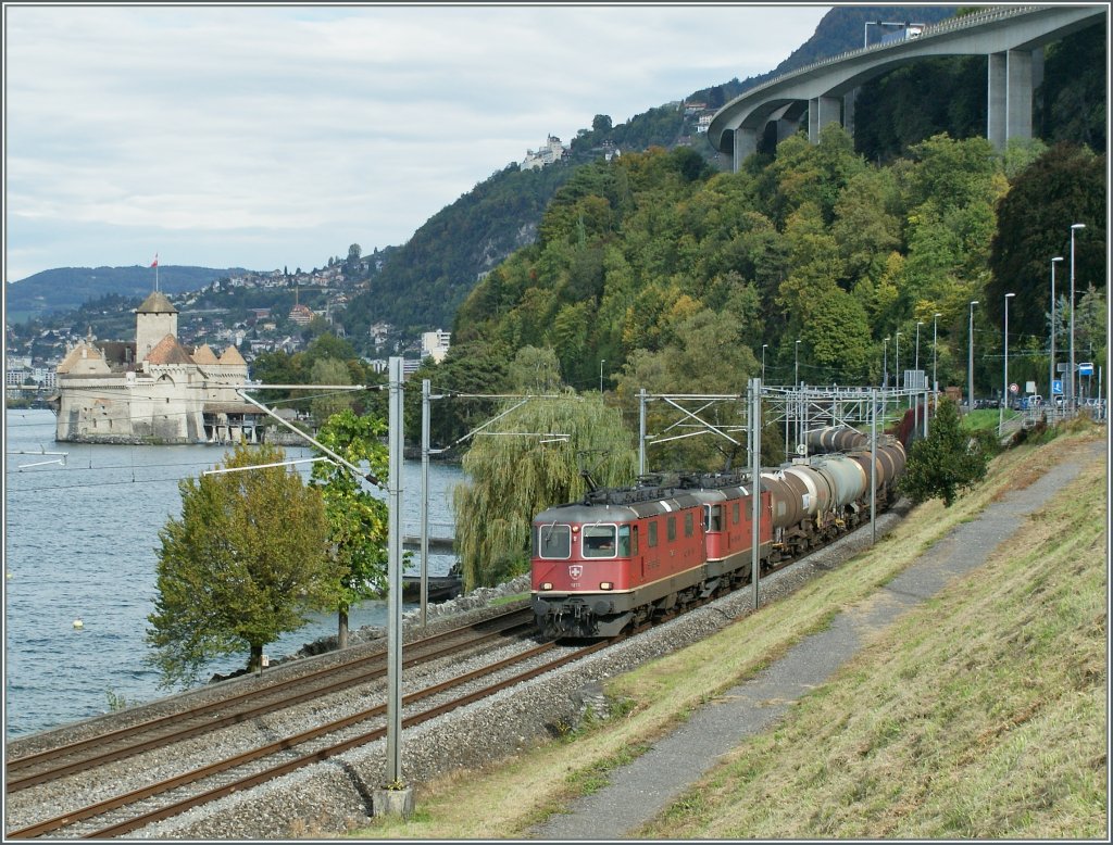 Zwei Re 4/4 II mit einem lzug beim Chteau de Chillon. 
4. Oktober 2010