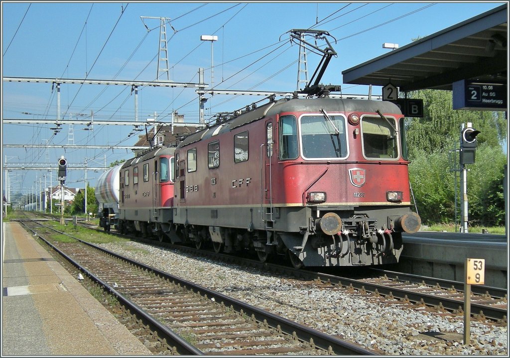 Zwei Re 4/4 II ziehen eine Wagen durch den Bahnhof von St. Margrethen.
28. Juli 2008