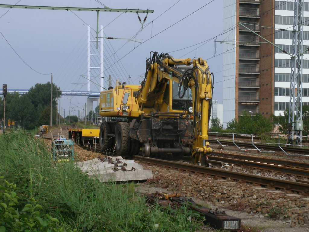 Zweiwegebagger am 03.September 2011 an der Unfallstelle in Stralsund Rgendamm.Am 31.August 2011 entgleisten hier in einer Weiche drei mit Gips beladene Gterwagen als Diese zum Hafen geschoben wurden.