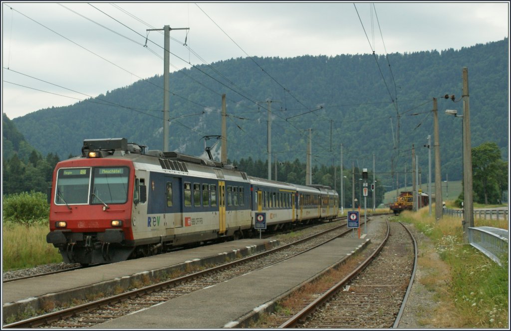 Zwischen Buttes und Neuchtel teilen sich SBB und TRN (RTV) den Verkehr, hier nun ein Colibri-NPZ als Regionalzug nach Neuchtel. 
22. Juli 2010