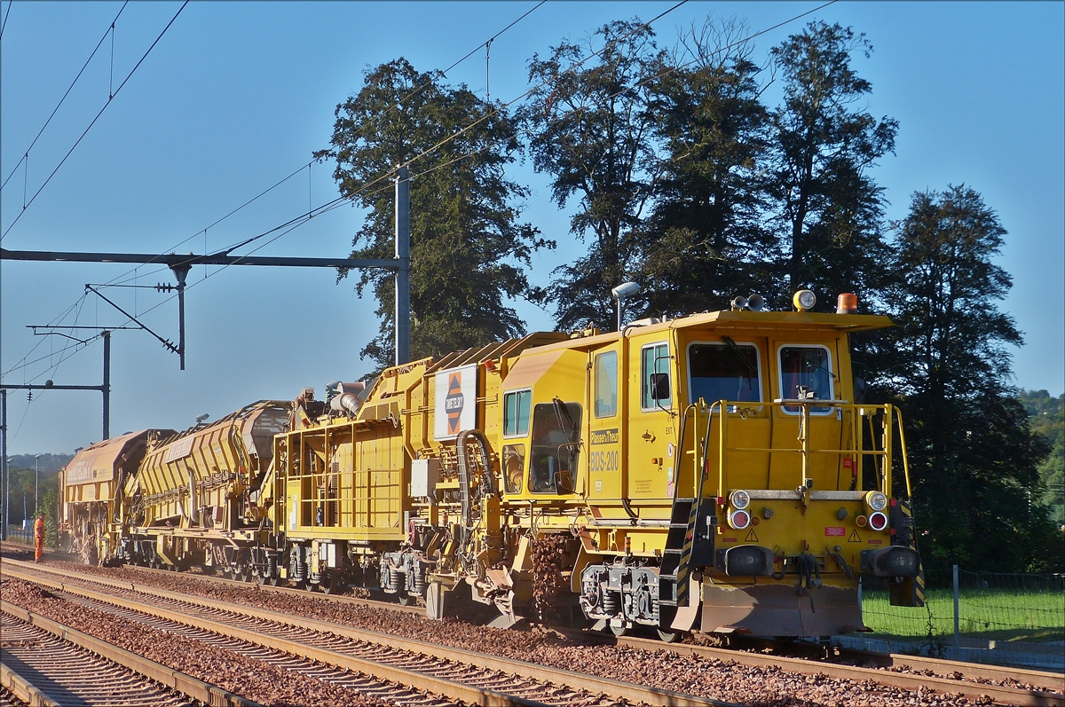 . A-RTS 99 81 9125 015 – 3; Schweres Nebenfahrzeug Art: Schotterbewirtschaftungssystem BDS 2000 Pflugteil; gebaut von Plasser & Theurer im Jahr 2011 im Einsatz fr die Gleisbaufirma Swietelsky; in der Mitte ist der Schottersilowagen A-RTS 99 81 9352 082 - 7 eingestellt;  Eigengewicht 88,5 t; Bremse KE-GP mZ; Zugelassen fr Streckennklasse B1 und hher;  hier bearbeitet der Schotterzug das Dieselgleis in der Baustelle nahe Schieren.  09.09.2016 (Hans)