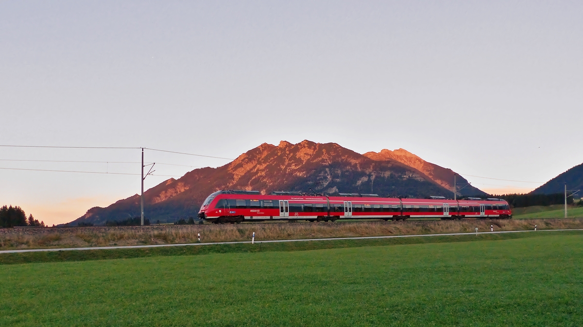 . Abendstimmung in Mittenwald - Vor unserem Feriendomizil Landhaus Wackerl, dem ersten Anwesen von Mittenwald, obwohl es ganz nah bei Klais liegt, hat man eine tolle Aussicht auf die Bahnstrecke 5504 Mnchen Hbf. - Mittenwald Grenze und so konnte ich die RB 5428 Seefeld in Tirol - Mnchen Hbf im letzten Licht des 04.10.2015 vor der Soierngruppe ablichten. (Jeanny)