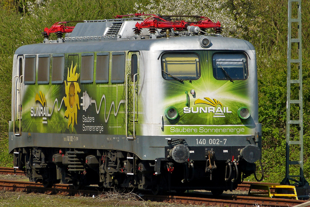 . Am 06.05.2016 war die tolle SunRail 140 002-7 (9180 6 140 002-7 D-EVB) im Hauptbahnhof von Emden abgestellt. (Hans)

Ende Juli 2012 hat die SunRail GmbH in Bruchhausen-Vilsen die Ellok 140 002 von DB Schenker bernommen, die seither bei der Mittelweserbahn als Eisenbahnverkehrsunternehmen eingestellt ist.

Das Unternehmen besitzt Energieversorgungsanlagen (Photovoltaik), berwiegend auf Dchern von Bahngebuden. Eher ein Nebengeschft ist das Eigentum an der 140 002. Ziel ist aber, so viel erneuerbare elektrische Energie zu erzeugen, wie die Lok etwa verbraucht.

Die bekannte sterreichische Designerin Gudrun Geiblinger fand die Idee so gut, dass sie die Lok gestaltet hat. Modellbahnhersteller Roco hat die Sunrail-Beklebung finanziert.

Eingesetzt wird die Lok in gemeinsamen Umlufen mit der EVR/MWB-140 berwiegend in norddeutschen Containerverkehren sowie vor Autozge von Falkenberg nach Bremerhaven, Hamburg, Lbeck und Emden.
  

