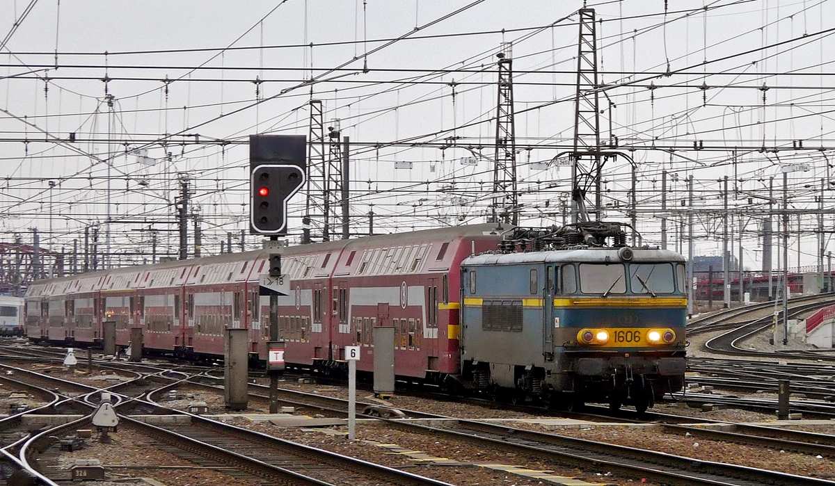 . Am 07.03.2008 bei leider nicht sehr gnstigen Lichtverhltnissen erreicht die HLE 1606 mit M 5 Wagen in der schnen alten Farbgebung den Bahnhof Bruxelles Midi. (Jeanny) 