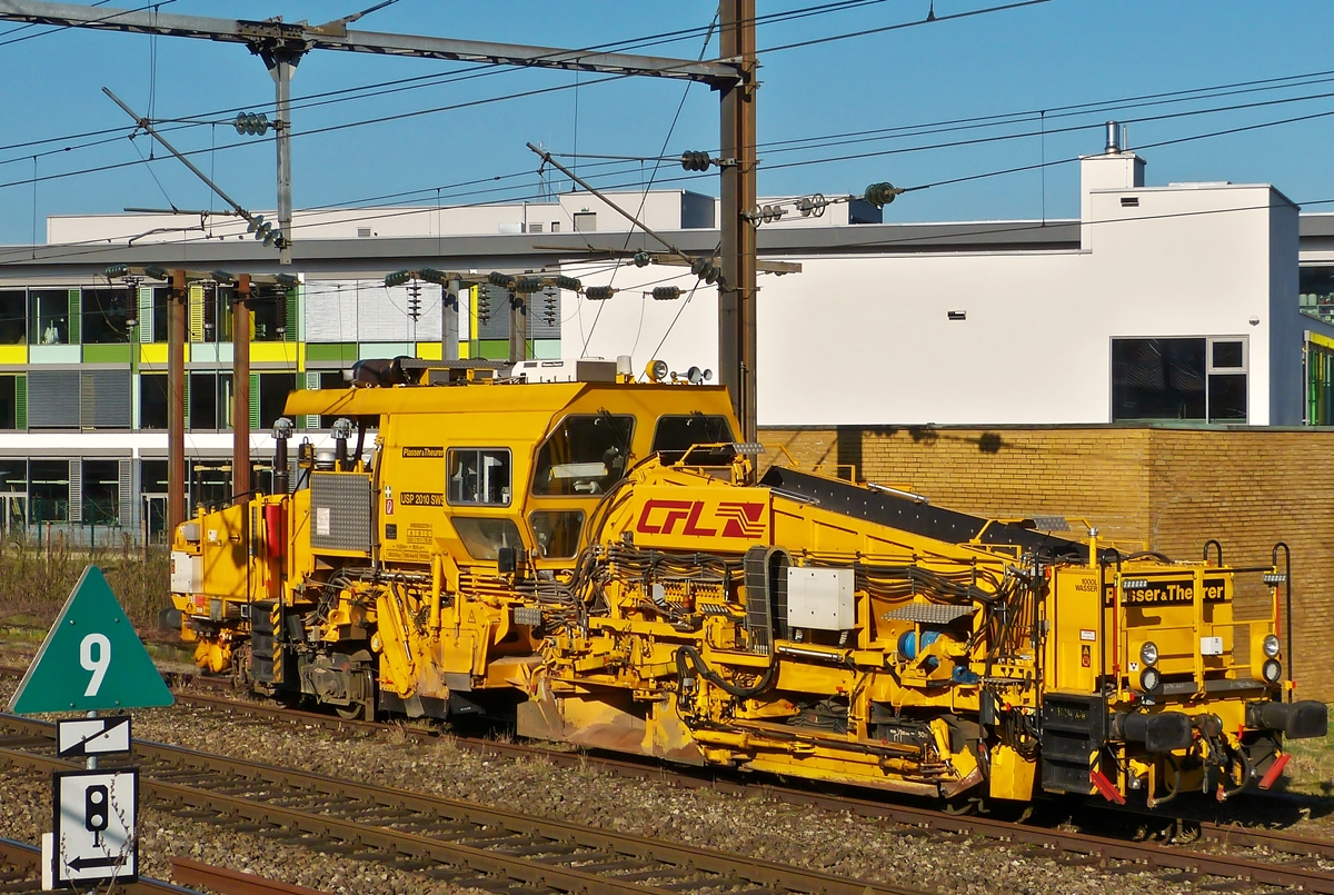 . Am 12.03.2015 war die CFL 791, eine Plasser & Theurer Schotterverteil- und Planiermaschine vom Typ USP 2010 SWS (99 82 9225 791-7) im Bahnhof von Mersch abgestellt. (Hans)

Die technischen Daten der CFL 791:

Offizielle Bezeichnung: Rgaleuse USP 2010 SWS
Hersteller: Plasser ＆ Theurer
Zahl der Radachsen: 4
Lnge ber Puffer: 19.140 mm	 
Gewicht / Tara: 58 t
Baureihe: 791
Baujahr: 2010
Leistung: 440 KW
Hchstgeschwindigkeit: 80 km/h
