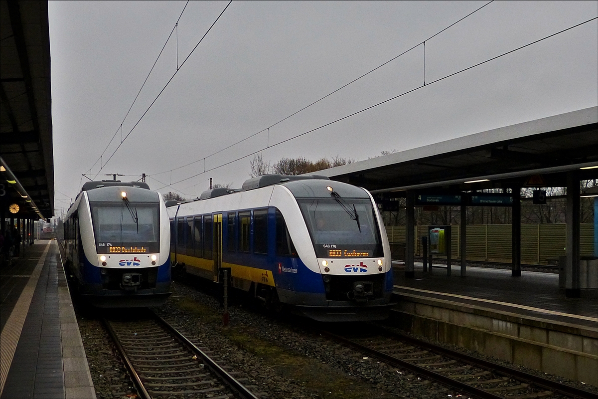 . Am 14.04.2018 stehen 2 Triebzüge des evb (Verkehrsbetriebe Elbe-Weser GmbH) der Br. 648 in Bremerhaven am Bahnsteig abfahrtbereit um ihre Strecke zu bedienen.