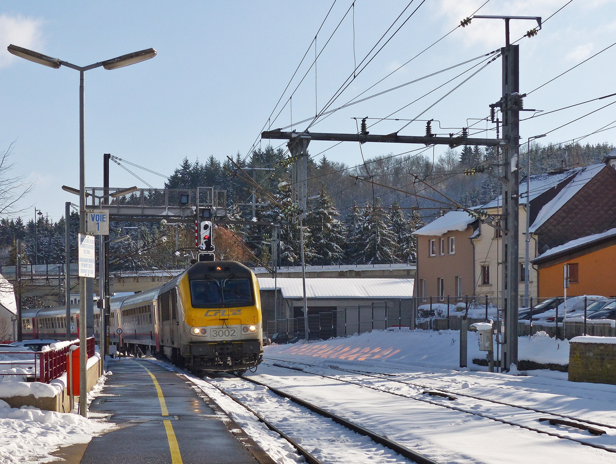 . Am 17.01.2016 zieht die 3002 den IC 113 Luxembourg - Liers in den Bahnhof von Troisvierges ein. (Jeanny)