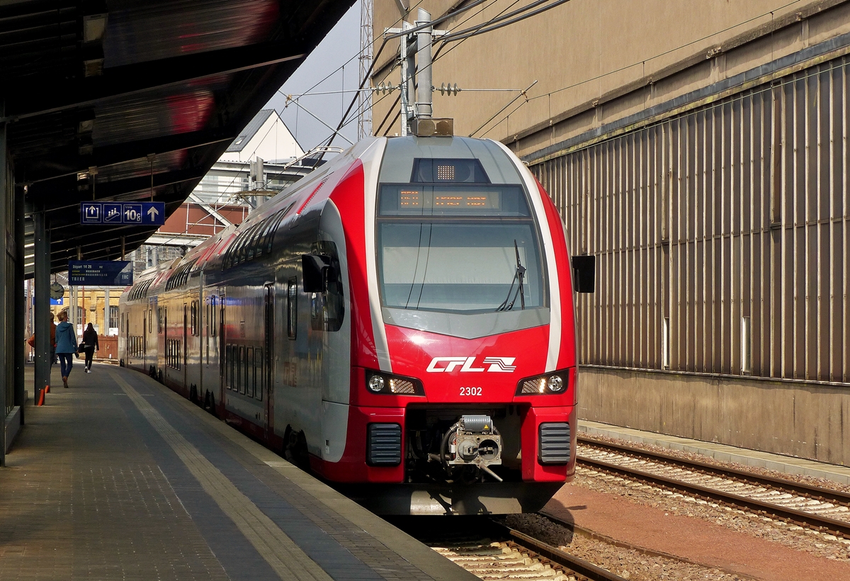 . Am 23.03.2015 wartet der CFL KISS Z 2302 als RE 5123 nach Trier Hbf auf die Fahrgste. (Jeanny)