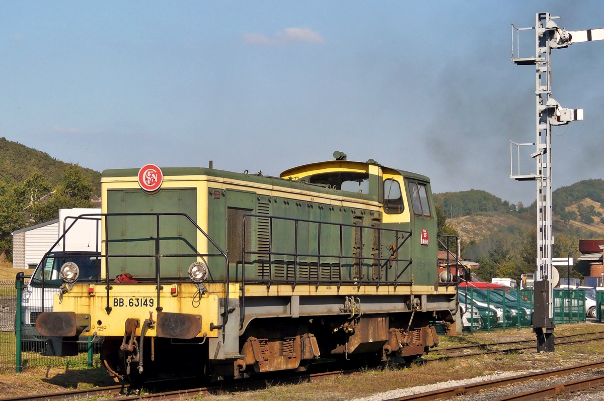 . Am 28.09.2008 war die ex SNCF BB 63149 im Bahnhof von Treignes abgestellt. Die Lok gehrt der Museumsbahn Chemin der Fer  vapeur des Trois Valles und befand sich zu dem Zeitpunkt in einem ziemlich desolaten Zustand. (Jeanny)