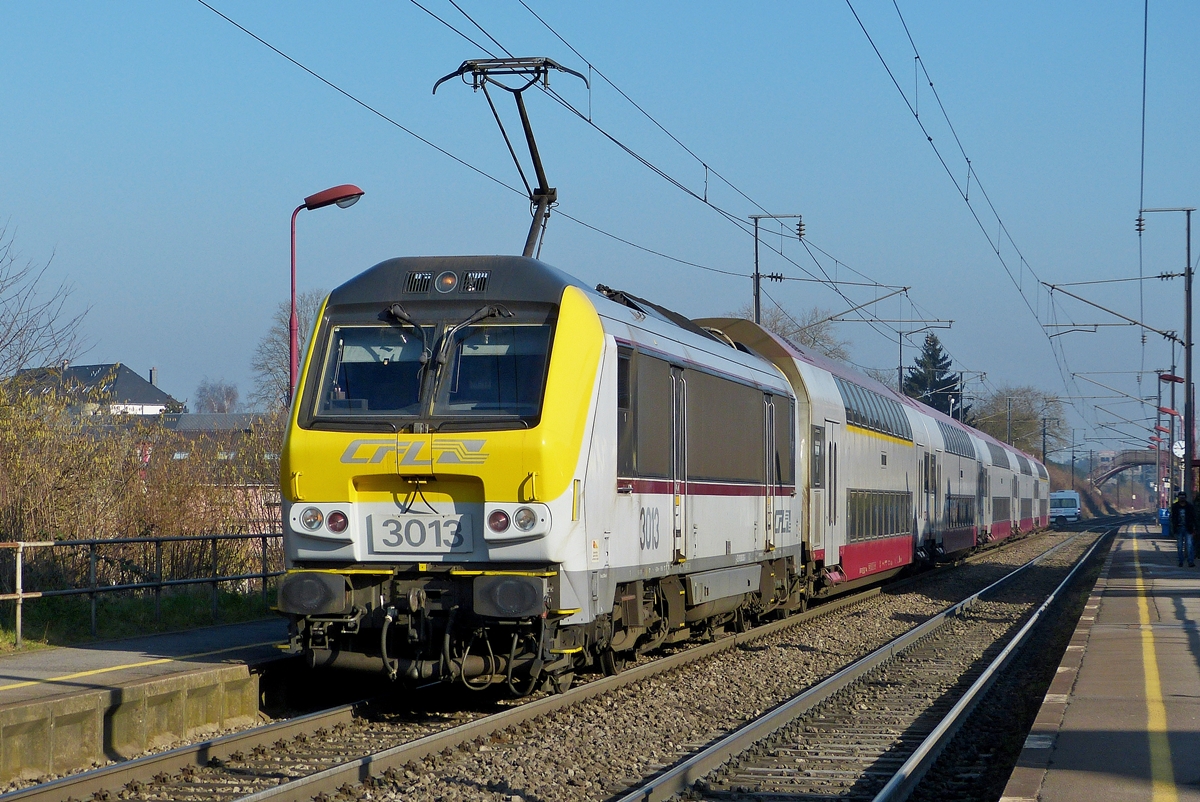 . Am 31.12.2014 gab es neben den Testfahrten der 3608 auch noch Planverkehr und so konnte die (saubere) 3013 mit Dostos im Bahnhof von Schifflange fotografiert werden. (Jeanny)