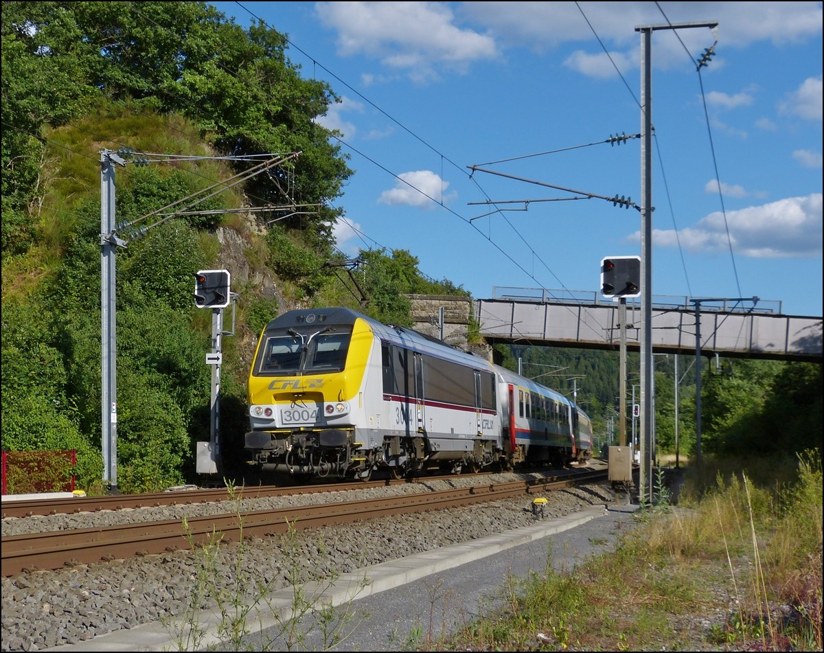 . Am Abend des 04.08.2013 zieht die 3004 den IR 118 Luxembourg - Liers dem Bahnhof von Wilwerwiltz entgegen. (Hans)