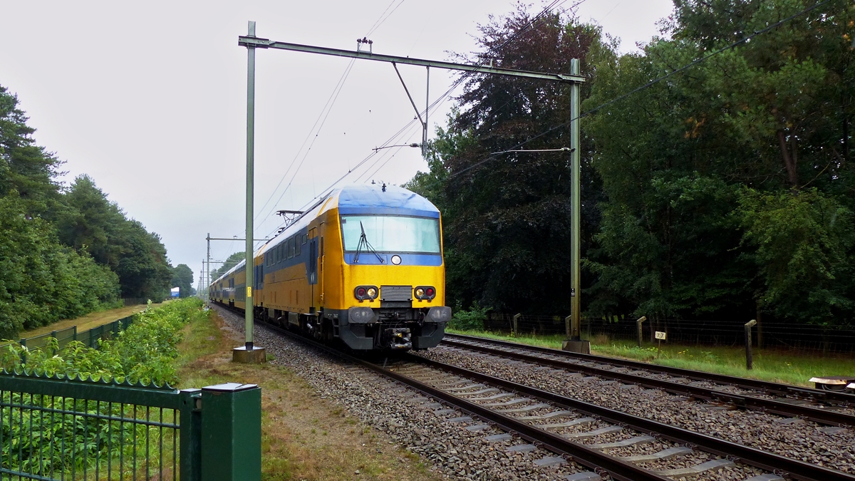 . Am Bahnbergang in der Nhe von Bosschenhoofd konnte ich am 04.09.2015 einen sechsteiligen NS NID (Nieuwe Intercity Dubbeldekker) bildlich festhalten. Er fhrt als IC 3600 Zwolle - Deventer - Zutphen - Arnhem - Nijmegen - s'-Hertogenbosch - Tilburg - Breda - Roosendaal auf der Strecke Roosendaal - Breda in Noord-Brabant. (Jeanny)