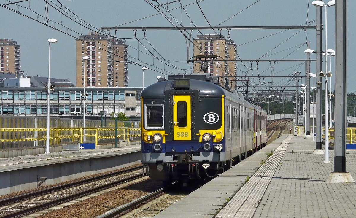 . AM City Rail 988 erreicht mit einer zweiten Automotrice am 23.06.2010 die Haltestelle Antwerpen-Luchtbal. (Jeanny) 