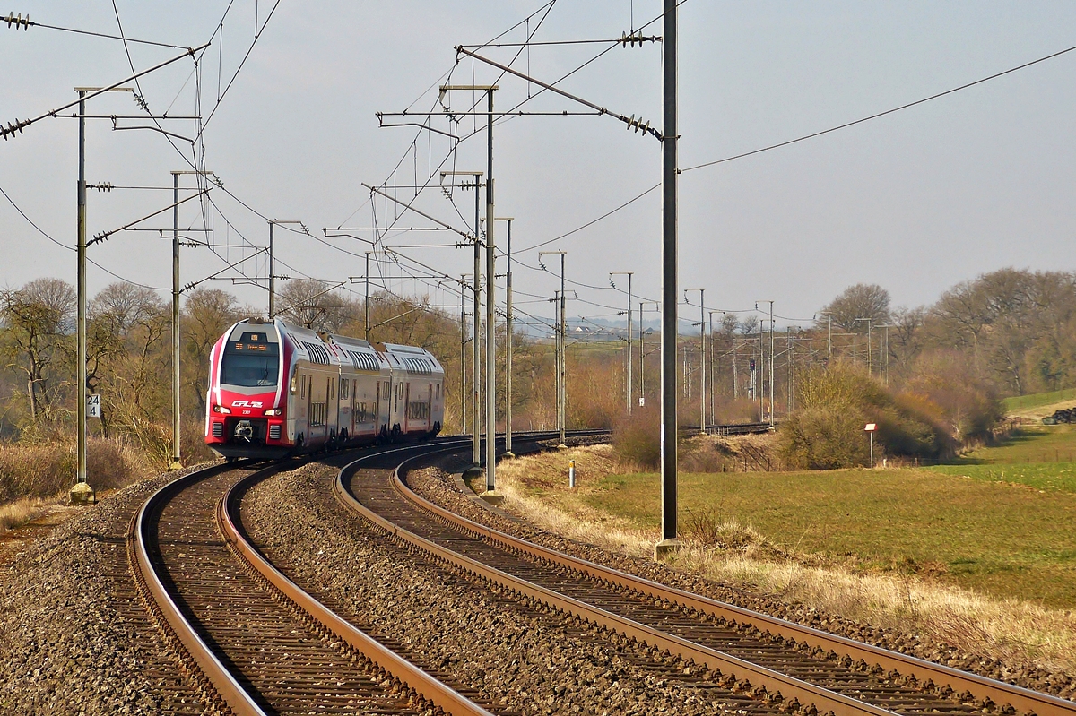 . Am noch etwas dunstigen Morgen des 18.03.2015 befhrt der CFL KISS Z 2307 die Linie 30 Luxemburg-Wasserbillig-Trier kurz vor der Haltestelle Betzdorf/Syr. Er bedient die Verbindung Luxembourg - Trier Hbf als RE 5115. (Hans)