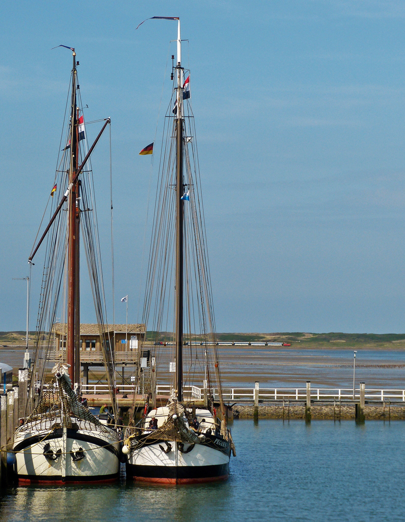 . An Bord der Fhre von Wangerooge nach Harlsiel kann man den Zug der Wangerooger Inselbahn noch lngere Zeit beobachten. Der Zug ist auf dem Weg vom Westanleger ins Inseldorf Wangerooge. 07.05.2012 (Jeanny)  