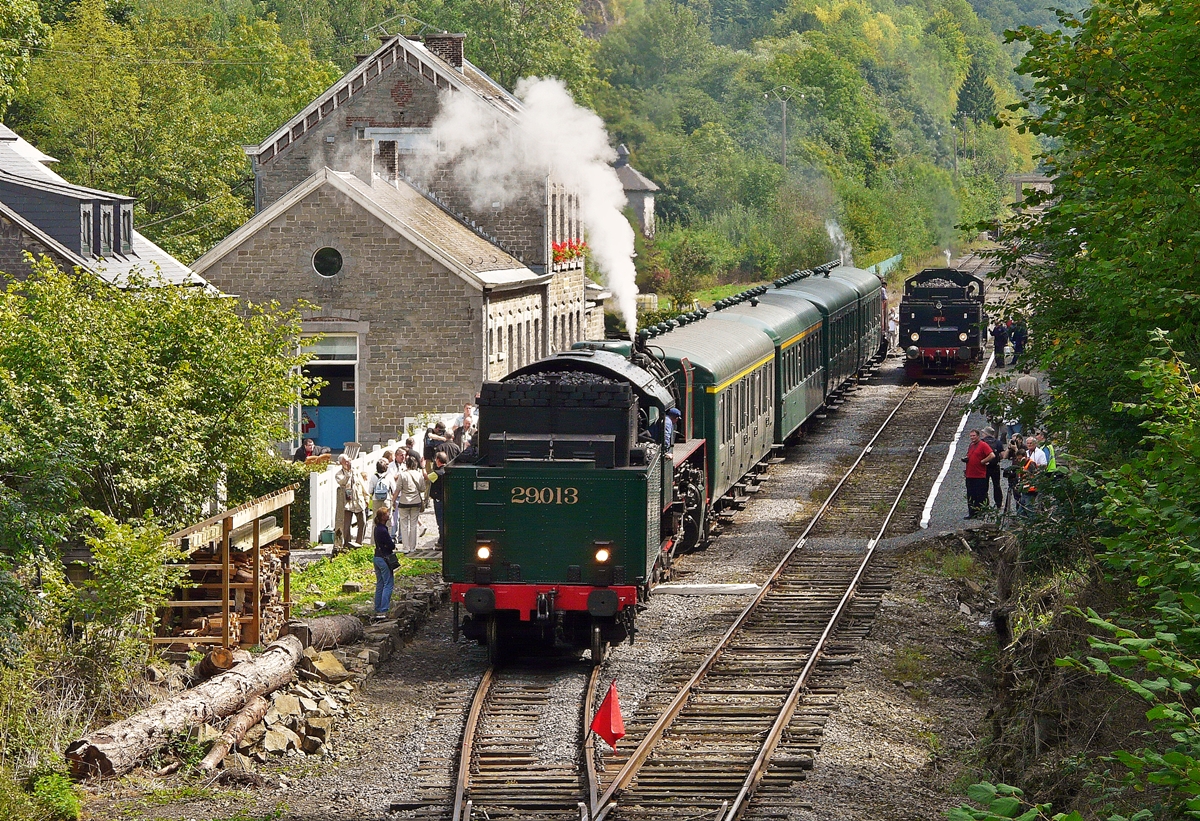 . Auch ein schner Rcken kann durchaus entzcken, besonders wenn er zu der interessanten Amerikanerin HLV 29.013 gehrt. Diese belgische Dampflok gehrt dem Service Patrimoine Historique der SNCB-Holding und war am 14.08.2010 zu Gast beim Dampffestival auf der Museumsstrecke  Le Chemin de Fer du Bocq . Das Foto entstand auf der schnen alten Steinbrcke in der Nhe des Bahnhofs Dorinne-Durnal. (Jeanny)