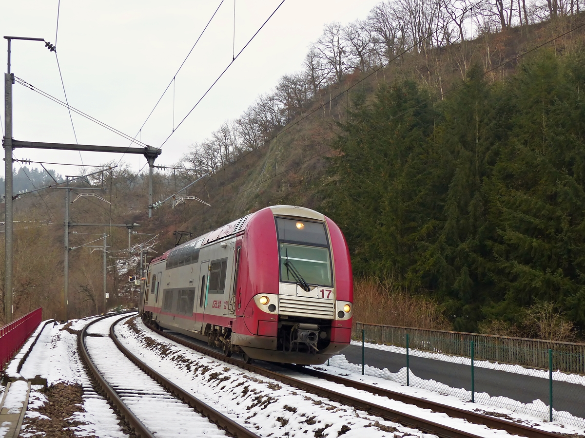 . Auf dem falschen Gleis - Seit dem Fahrplanwechsel im Dezember 2014 und der Einfhrung des Halbstundentakts zwischen Kautenbach und Troisvierges, wird nachmittags der Zugverkehr in Kautenbach auf den Kopf gestellt. Die Zge fahren auf dem  falschen  Gleis in den Bahnhof ein.

Die Zugnummer kann ich nicht mit Sicherheit bestimmen, da an diesem Tag (06.01.2015) der Fahrplan so durcheinander geraten war, dass ein Zug ausfiel. Laut Fahrplan drfte es sich um den RE 3739 Troisvierges - Luxembourg handeln, welcher hier in den Bahnhof von Kautenbach einfhrt. (Jeanny)