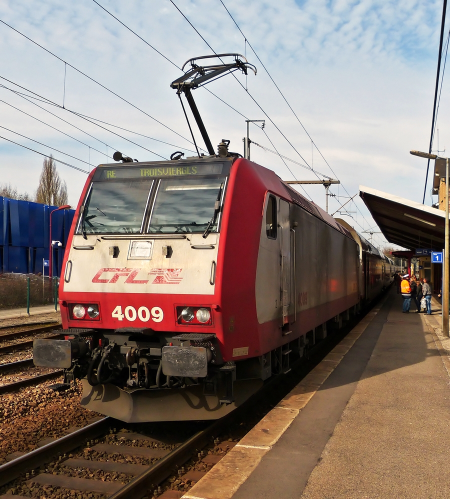 . Aufgrund von Arbeiten zum viergleisigen Ausbau des Pulvermühle Viadukts und des Baus der Haltestelle Pfaffenthal-Kirchberg ist der Streckenabschnitt Luxemburg-Dommeldange an diesem Wochenende vollständig gesperrt. Deshalb wartet der RE 3813 Luxembourg – Troisvierges am 07.03.2015 am Bahnsteig in Dommeldange auf die Fahrgäste. (Hans)