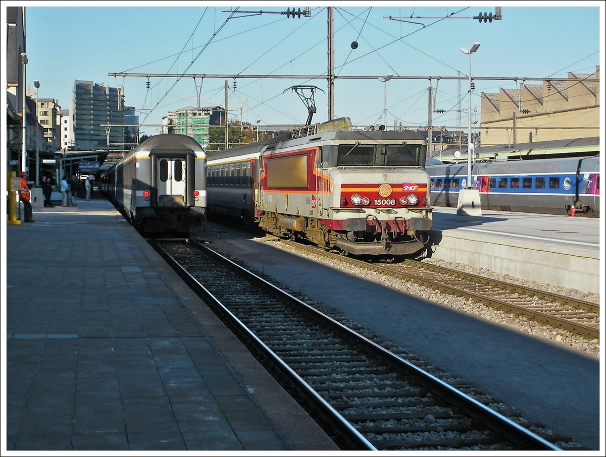 . Aus dem Archiv: Als die Welt des EC  Iris  noch in Ordnung war - Die BB 15008 steht abfahrbereit mit dem verspteten EC 97  Iris  Bruxelles Midi - Zrich im Bahnhof von Luxemburg, whrend links der EC 90  Vauban  Zrich - Bruxelles Midi darauf wartet von einer SNCB HLE 20 bernommen zu werden.  14.10.2007 (Jeanny)
