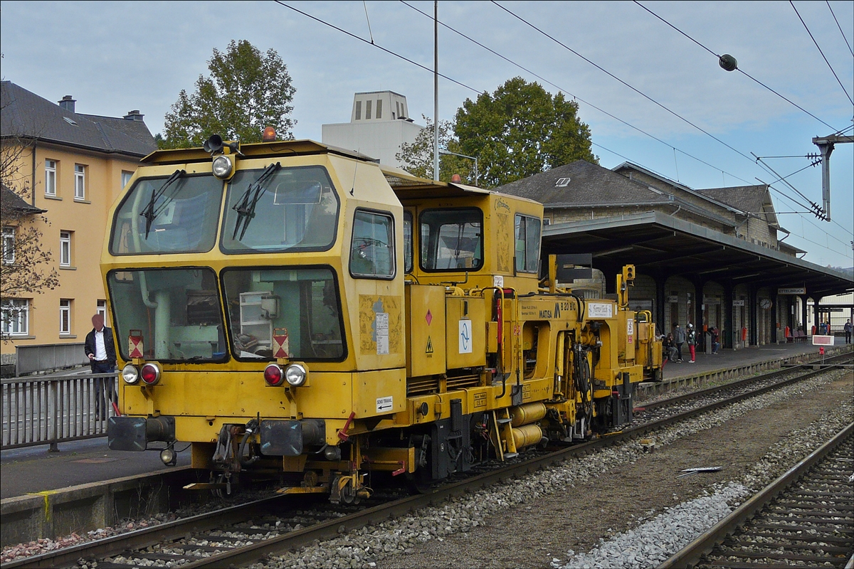 .  Aus dem Archiv. Schweres Nebenfahrzeug der Art: Einschwellen Stopfmaschine  Matisa B 20 B/C gesehen am 01.11.2010 in Ettelbrück