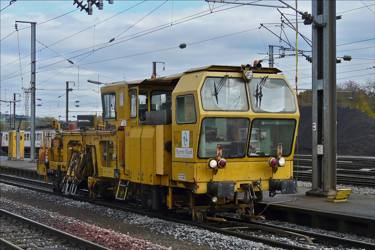 .  Aus dem Archiv. Schweres Nebenfahrzeug der Art: Einschwellen Stopfmaschine  Matisa B 20 B/C gesehen am 01.11.2010 in Ettelbrück