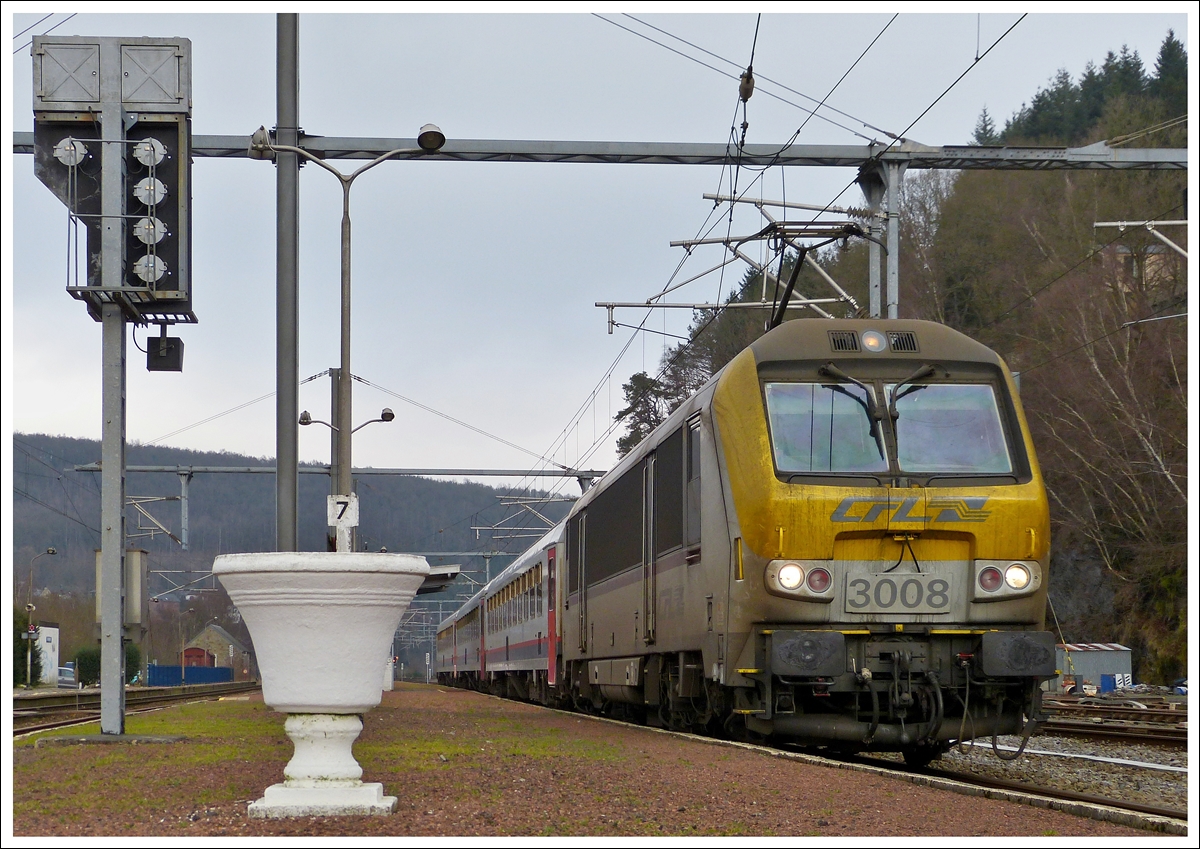 . Ausflug nach Belgien - Wegen Bauarbeiten auf der Ligne 42 zwischen Trois-Ponts und Rivage fuhren heute die IR Luxembourg - Liers nur bis nach Trois-Ponts und von dort wieder zurck nach Luxemburg.

Als krasser Unterschied zur sauberen 3004, posierte die 3008 als Schmutzfink nach dem Umsetzen vor dem IR 117 Trois-Ponts - Luxembourg am Bahnsteig in Trois-Ponts. 19.01.2014 (Jeanny)
