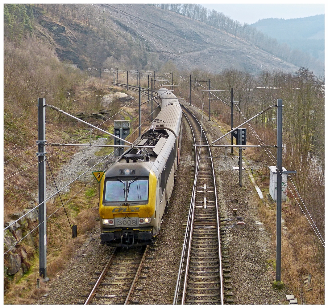 . Ausflug nach Belgien - Wegen Bauarbeiten auf der Ligne 42 zwischen Trois-Ponts und Rivage fuhren heute die IR Luxembourg - Liers nur bis nach Trois-Ponts und von dort wieder zurck nach Luxemburg.

Nachdem die saubere 3004 weg war, zog zu unserem Entsetzen die von Schmutz strotzende 3008 den IR 112 Luxembourg - Trois-Ponts in den Bahnhof von Trois-Ponts ein. 19.01.2014 (Jeanny)