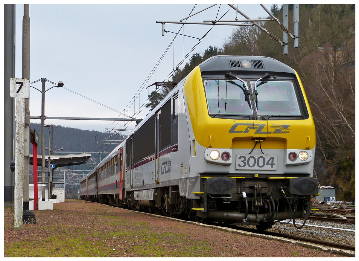 . Ausflug nach Belgien - Wegen Bauarbeiten auf der Ligne 42 zwischen Trois-Ponts und Rivage fuhren heute die IR Luxembourg - Liers nur bis nach Trois-Ponts und von dort wieder zurck nach Luxemburg.

Da wir etwas zu spt in Trois-Ponts ankamen, hatten wir das Umsetzen der 3004 knapp verpasst und so bot sich uns dieses Bild bei der Ankunft am Bahnhof Trois-Ponts. Die frisch gewaschenen 3004 wartet mit dem IR 115 Trois-Ponts - Luxembourg auf die Abfahrt um 12.12 Uhr. 19.01.2014 (Jeanny)