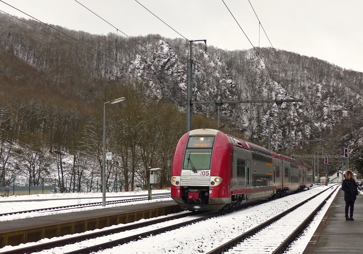 . Ausgehend von der Schneehhe bei uns (circa 15 cm), begaben wir uns heute Nachmittag auf Fototour. In Kautenbach erfolgte die erste Ernchterung, nur leicht gepudert prsentierte sich der Bahnhof, als der Triebzug Z 2205 als RE 3812 Luxembourg - Troisvierges dort einfuhr. 30.01.2015 (Jeanny)