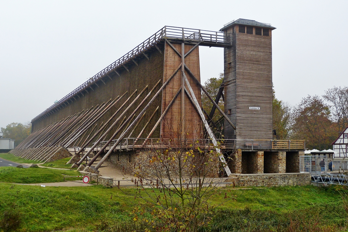 . Bad Nauheim (Wetterau) - Der Gradierbau III, eines der fnf noch erhaltenen Gradierwerke in Bad Nauheim. Gradierwerke dienen heute als Sehenswrdigkeiten der Orte, in denen sie aufgestellt sind. 01.11.2014 (Hans)