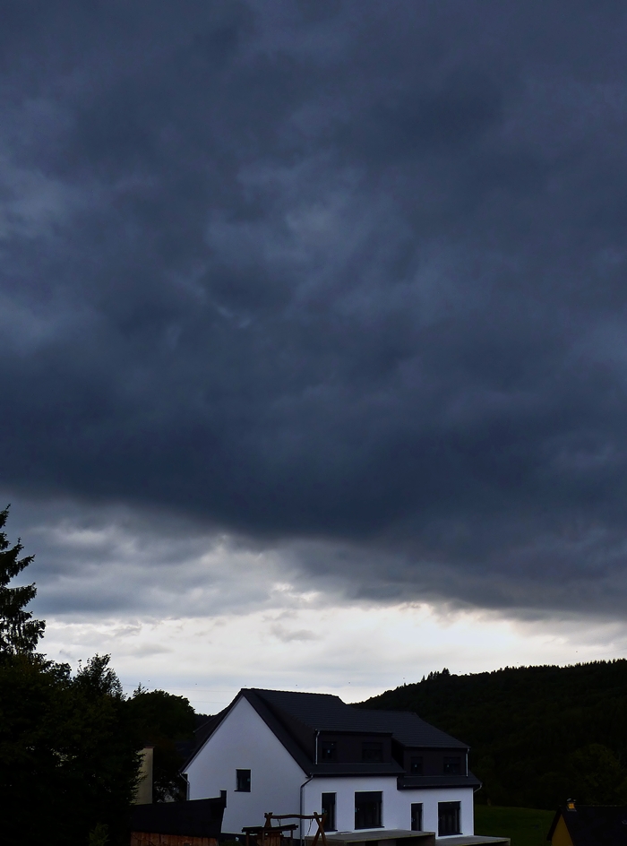 . Bedrohlicher Himmel am 23.08.2014 in Erpeldange. (Jeanny)