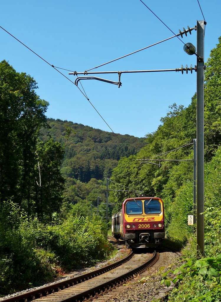 . Bei herrlichem Wetter begnete mir der Triebzug Z 2006 auf der Stichstrecke Wiltz - Kautenbach. (Hans) 19.07.2016