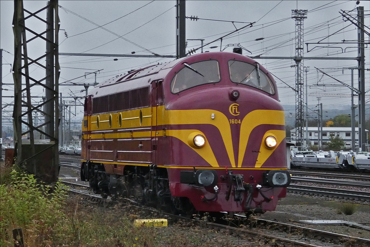 . CFL 1604 war bei Fhrerstandsmitfahrten im Abstellbereich des Bahnhofs von Bettembourg stets gut besetzt.  21.10.2017 (Hans)