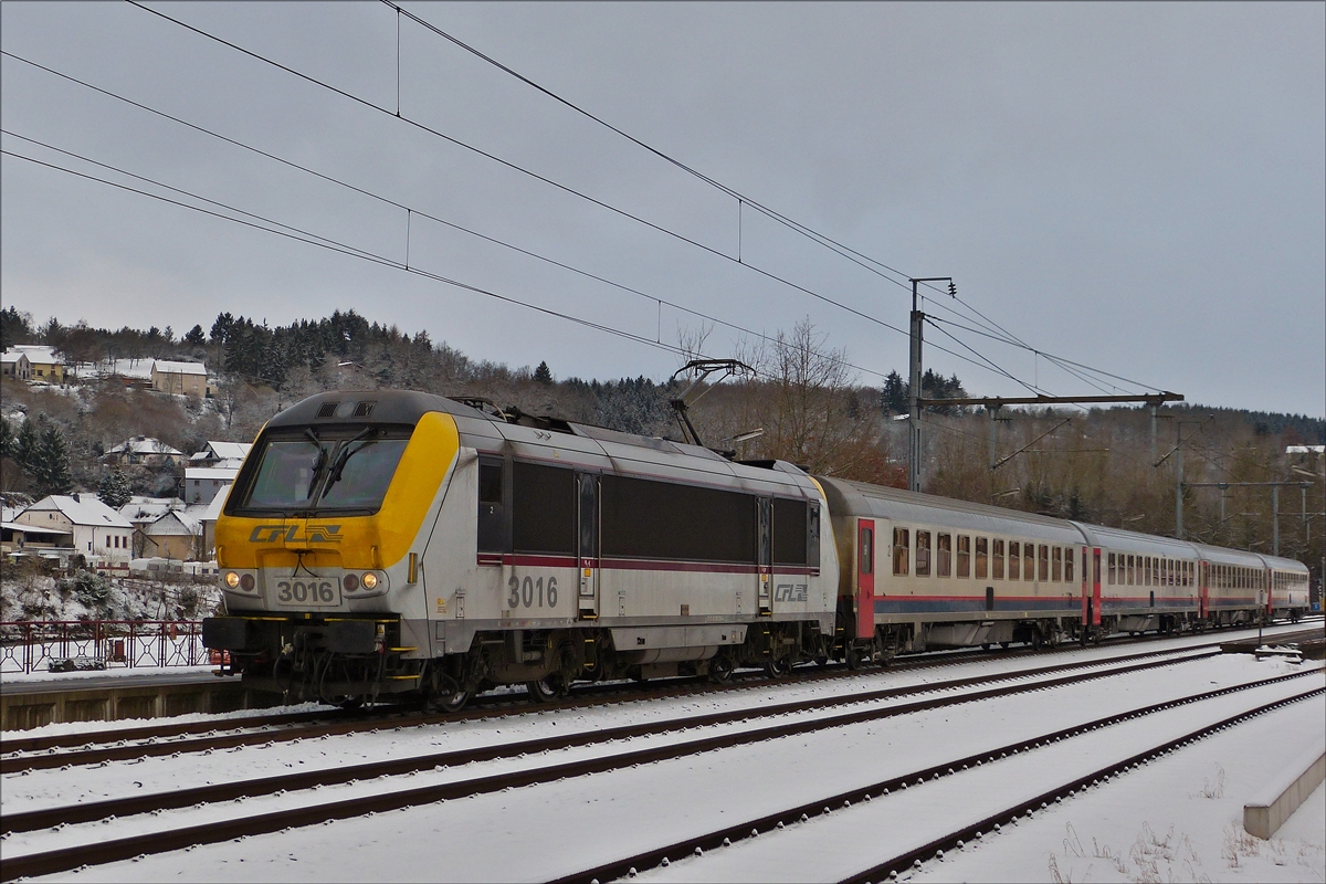 . CFL 3016 ist soeben mit IC 108 aus Richtung Lüttich in Wilwerwiltz angekommen.  12.02.2018    (Hans)