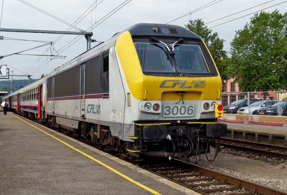 . Da die Nordstrecke zur Zeit zwischen Ettelbrck und Mersch gesperrt ist, mussten Opa und ich in Ettelbrck aus dem IR aussteigen, um unsere Reise mit dem Bus fortzusetzen. Im Bahnhof von Ettelbrck konnte ich aber noch die 3006 ablichten, die kalt am Schluss des IR 111 Liers - Luxembourg mitlief. Leider konnte uns keiner sagen, was mit der Lok los war. 02.09.2014 (Zo)