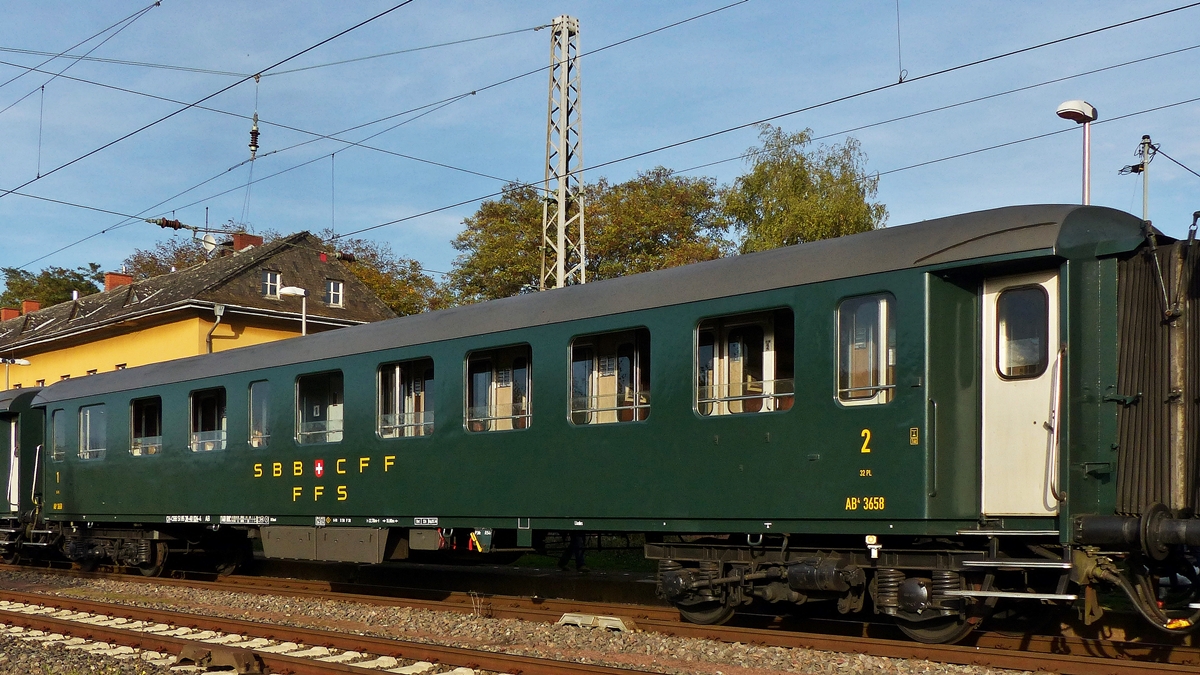 . Da die Wegmann Wagen zur Zeit den luxemburgischen Vereinen nicht zur Verfgung stehen, bestand die Zugkompostion des Musel Nostalgie Express aus gecharterten historischen SBB Wagen. Bei dem hier fotografierten Wagen handelt es sich um AB4 3658 (CH-CBB 518538-40 024-4 AB) des Vereins Freunde des Nostalgie-Rhein-Express (FNRE) aus Basel. 19.10.2014 (Jeanny)

Die zum Nostalgie Rhein Express gehrenden Seitengangwagen 1. und 2. Klasse entstanden 1961 bis 1962 in den SBB-Hauptwerksttten Olten und Zrich von Wagen aus den Jahren 1903 (ehemalige Gotthardbahn) bis 1931. Als SBB-Serie 51 85 38-80 020 – 032 waren diese 13 Wagen fr eine Geschwindigkeit von 160 km/h zugelassen und vorwiegend im internationalen Verkehr eingesetzt. Aus diesem Grund waren sie auch mit einer Dampfheizung ausgerstet. In den Jahren 1984 bis 1987 wurden von der Vereinigung Eurovapor 5 dieser Wagen bernommen.

Die Wagen verfgen ber je 4 Abteile 1. Klasse (zu 6 Pltzen) und 2. Klasse (zu 8 Pltzen), einen Maschinenraum fr Heizung, Lftung und Stromversorgung, 2 Toiletten und 2 Waschrume.


Ursprngliche Wagennummer: AB4 3658
Anzahl Sitzpltze 1./2. Klasse: 24/32
Lnge ber Puffer: 22,70 m
Gewicht: 36 t
Stromversorgung Bordnetz: 36 V
Hchstgeschwindigkeit: 140 km/h
Heizung: RIC-Warmluftheizung fr Dampf- und elektrischem Betrieb mit automatischer Spannungswahl
Weitere Merkmale: UIC-Lautsprechereinrichtung und UIC-Lichtschaltung, Trblockierung und durchgehende Leitung 10 bar fr Steuerluft

