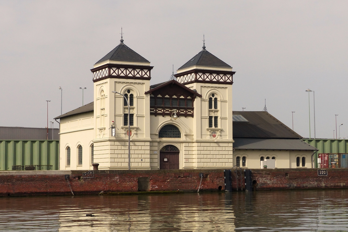 . Das Alte Kraftwerk der 1897 in Betrieb genommenen Kaiserschleuse in Bremerhaven steht unter Denkmalschutz. Bis in die 1950er Jahre hat seine Dampfmaschine ihren Zweck erfllt und die Energie fr den Betrieb der Schleusentore, Pumpen u.a. geliefert. Dann erfolgte die Umstellung auf elektrischen Betrieb. Befrchtungen, das Alte Kraftwerk msse dem Neubau der Kaiserschleuse weichen, bewahrheiteten sich glcklicherweise nicht. 08.04.2018 (Jeanny)