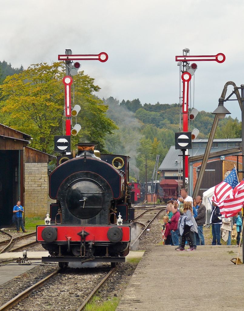 . Das diesjhrige Dampffestival bei der luxemburgischen Museumsbahn  Train 1900  stand im Zeichen der Befreiung Luxemburgs vor 70 Jahren. Die Gastlok  Fred  von der belgischen Museumsbahn SCM (Stoomcentrum Maldegem), eine britische Satteltanklok fhrt am 12.09.2015 in den Bahnhof in Fond de Gras ein. (Hans) 