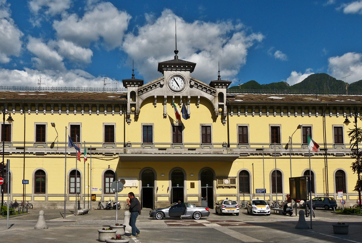 . Das Empfangsgebude des Bahnhofs Domodossola von der Straenseite aus gesehen am 23.05.2012. (Jeanny)