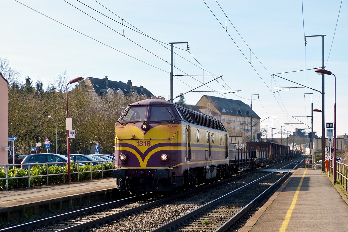 . Den 50jährigen geht es gut, sie verrichten tagtäglich wacker ihren Dienst für CFL Cargo. 

Glück im Unglück hatten wir, als wir im Bahnhof von Schifflange aus der Bahn stiegen. Die 1818 kam zwar auf dem  richtigen  Gleis, sie war aber leider nur von der Schattensteite zu fotografieren, als sie mit tollem GM Sound ihren Güterzug durch den Bahnhof zog. 24.02.2014 (Jeanny)