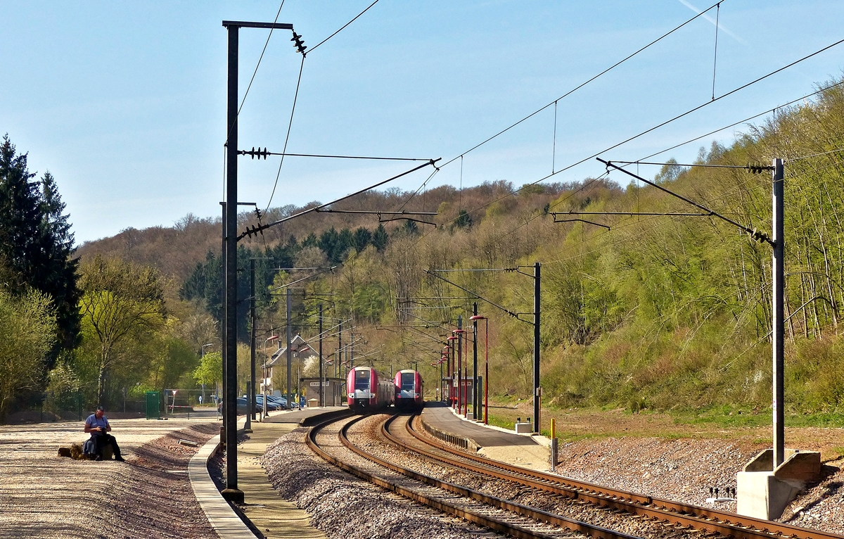 . Der Bahnhof von Cruchten wurde whrend den Wintermonaten sehr Fotografen freundlich hergerichtet. Die noch letztes Jahr wuchernde Wildnis wurde entfernt und der Platz bis zum Tunnelportal wurde mit Steinen ausgelegt, sogar an mde Fotografen wurde gedacht. ;-)

Die stndigen Zugkreuzungen sind jetzt das einzige Problem beim Fotografieren in Cruchten. Die beiden zu sehenden Computermuse sind sich zum Glck im Bahnhof selbst begegnet. Links steht die RB 3510 Luxembourg - Diekirch am Bahnsteig, whrend rechts der RE 3835 Troisvierges - Luxembourg vorbeibraust. 21.04.2015 (Jeanny)