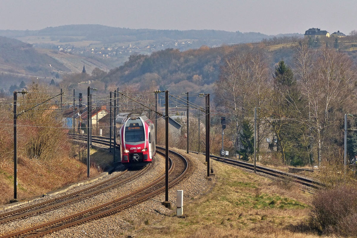 . Der CFL KISS Z 2305 hat vor kurzem als RE 5208 Trier Hbf - Luxembourg den Bahnhof von Wasserbillig verlassen und damit auch das leicht nebelige Moseltal hinter scih gelassen. In Mertert hat der Zug schon ganz schn an Hhe gewonnen auf der 37,4 km langen Linie 30. Der Hhenunterschied zwischen Wasserbillig und Luxemburg-Stadt betrgt 170 Hhenmeter und die maximale Steigung der Strecke betrgt 15 ‰. Unter verluft die Anschlussstrecke zum Moselhafen in Mertert. 18.05.2015 (Jeanny) 