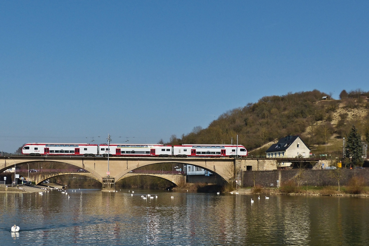 . Der CFL KISS Z 2305 befhrt am 17.03.2015 die Sauerbrcke in Wasserbillig auf seinem Weg von Luxemburg-Stadt nach Trier. (Hans)