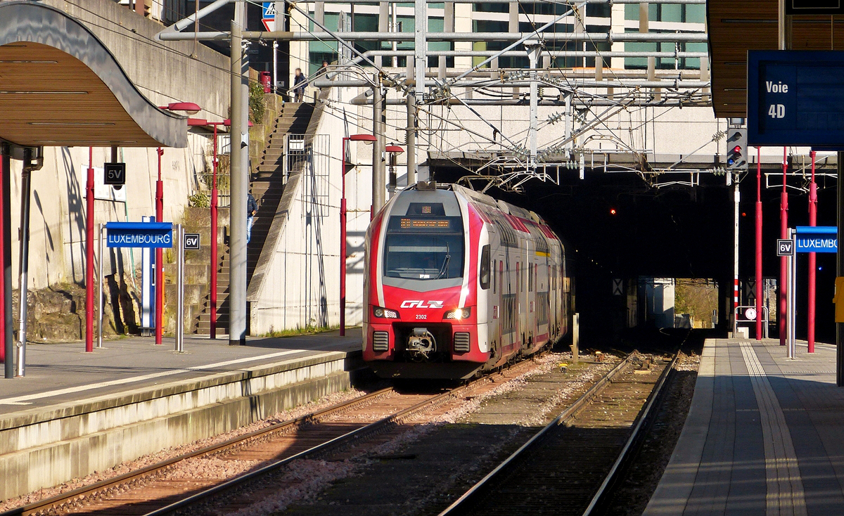 . Der CFL KISS Z 2302 fhrt am 25.02.2016 in den Bahnhof von Luxemburg ein. (Hans)