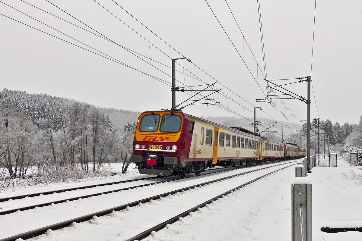 . Der erste Schnee 2014 - Pnktlich erreicht der RE 3760 Luxembourg - Troisvierges die Haltestelle Drauffelt am 27.12.2014. Der Zug bestand aus den beiden Triebzgen Z 2006 und Z 2015 (!). (Jeanny)