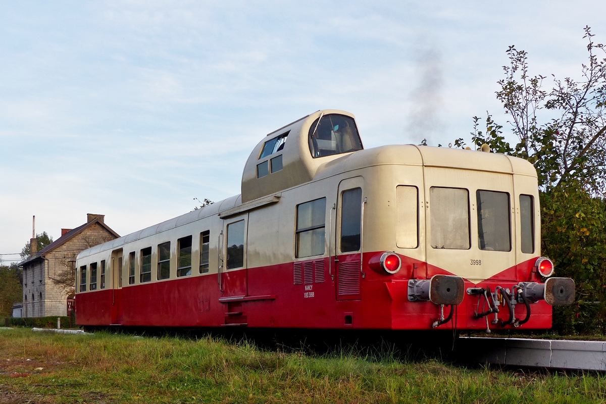 . Der ex SNCF XBD 3998  Nancy  der belgischen Museumsbahn CFV3V (Chemin de Fer  Vapeur des 3 Valles) dieselt am Abend des 28.09.2014 aus dem Bahnhof Nismes in Richtung Treignes. (Jeanny)

Die Baureihe X 3800 mit dem Spitznamen Picasso oder les 300 CV sind Triebwagen (Autorails) der franzsische Staatsbahn Socit Nationale des Chemins de Fer Franais (SNCF). Wegen ihres turmartig erhhten Fahrstandes gehren sie zu den markantesten Fahrzeugen, die in der zweiten Hlfte des 20. Jahrhunderts auf dem franzsischen Schienennetz gefahren sind.

Gebaut wurden diese vierachsigen dieselmechanischen Triebwagen in 251 Exemplaren. Entwickelt 1947, gingen sie zwischen 1950 und 1961 in Betrieb. 1988 wurden die letzten bis auf einen bei der SNCF ausgemustert, jedoch werden 36 Wagen bei Museumsbahnen erhalten.

Die Indienststellung der Fahrzeuge ging einher mit den zeitgleich gebauten SNCF Baureihen X 5500 und X 5800 Mobylettes oder les 150 CV sowie einer weiteren Baureihe, der SNCF Baureihe X 2400 mit 600 PS. So konnte nach dem Zweiten Weltkrieg der Fahrzeugpark an Schienenbussen und Verbrennungstriebwagen der SNCF aus der Vorkriegszeit grundlegend mit drei einheitlichen Baureihen verschiedener Leistungsklassen erneuert werden. Ebenso erleichterten diese Verbrennungstriebwagen die Ablsung der Dampftraktion.

An der Montage waren unter der Federfhrung von Renault auch die Firmen ANF (Ateliers de construction du Nord de la France), De Dietrich und SACM beteiligt. Die Motoren kamen teils von der schweizerischen Firma Saurer, teils von Renault.

Besonderes Charakteristikum ist der tiefliegende Wagenboden wie wir ihn heute von Niederflurfahrzeugen her kennen (Beispielsweise der DB Baureihe 641 sowie den baugleichen SNCF Baureihe X 73500 und X 73500). Dies wurde durch das Anbringen des Motors an einem Wagenende ber dem Drehgestell ermglicht. In diesem Bereich befindet sich auch ein Gepckabteil. Der Einstieg fr die Reisenden liegt im Niederflurbereich. Das Fahrgastabteil, ein Groraum mit Mittelgang in Vis--vis-Bestuhlung hat eine 2+3-Sitzanordnung in der 2. Klasse und 2+2 Sitzanordnung in der 1. Klasse. Es befindet sich zwischen den Drehgestellen sowie ber dem nicht angetriebenen Drehgestell. Da sich der einzige Fhrerstand in einer erhhten Kanzel nur an einem Wagenende seitwrts ber dem Motor befand, hatten die sich ber dem nicht motorisierten Drehgestell befindende Sitzpltze eine profilierte Anordnung. Die letzte Sitzreihe befand sich direkt am Fahrzeugende und war auch gegen das Fahrzeugende ausgerichtet. Sie ermglichte durch am Fahrzeugende angebrachten Fenster eine freie und ungehinderte Sicht auf die Bahnstrecke, wie ein Lokfhrer, und das zu einer Zeit, als dies noch nicht zu Marketingzwecken blich war.

Diese Form mit nur einen Fhrerstand, der sich in einer Kanzel erhht befand, prgte auch die Baureihen X 5500 und X 5800 Mobylettes die von 1950 bis 1954 gebaut wurden.

Hinsichtlich der Fahrgastsitze gab es zwei Versionen. Die zweiklassige bot 20 Pltze in der 1. Klasse, 32 in der 2. Klasse und 6 Klappsitze, die einklassige 62 Pltze in der 2. Klasse und 5 Klappsitze.

Mit seinen Standardkupplungen konnte der Triebwagen ohne Einschrnkung mit anderen SNCF-Fahrzeugen zusammengehngt werden.

Technischen Daten der Baureihe X 3800 (Picasso):

Nummerierung: X 3801 bis X 4051
Anzahl: 251
Hersteller: Rgie Renault/ANF/De Dietrich/SACM
Baujahr(e): 1950-1960
Ausmusterung: 	1988
Achsformel: B'2'
Spurweite: 1435 mm (Normalspur)
Lnge: 	21,851 m
Hhe: 	3,952 m
Breite: 	3,090 m
Drehzapfenabstand: 14,201 m
Dienstmasse: 31,5 t
Hchstgeschwindigkeit: 120 km/h
Traktionsleistung: 250 kW
Motorentyp: Saurer BZDSe oder Renault
Leistungsbertragung: mechanisch
Sitzpltze: 62
