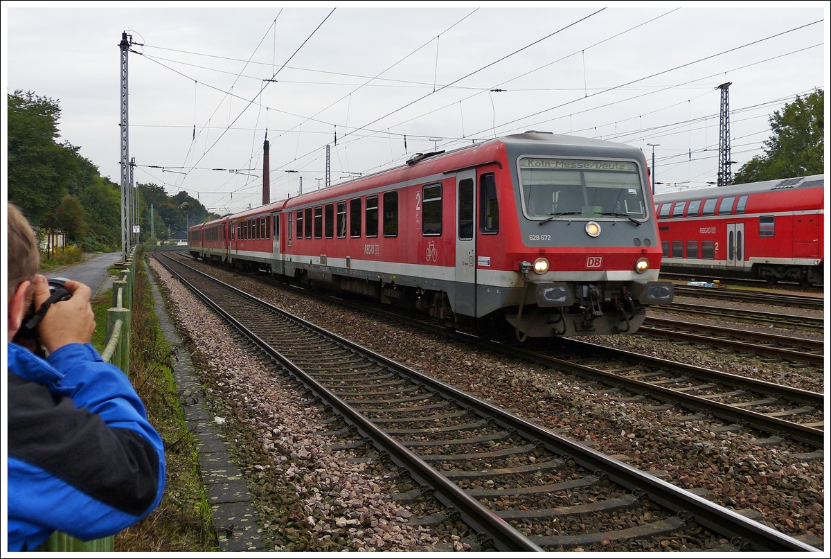 . Der Fotograf und sein Sujet - Eine 628er Doppeleinheit nach Kln - Messe/Deutz hat vor kurzem den Hauptbahnhof von Trier verlassen und fhrt am BW Trier und den Fotografen vorbei. 05.10.2013 (Hans)