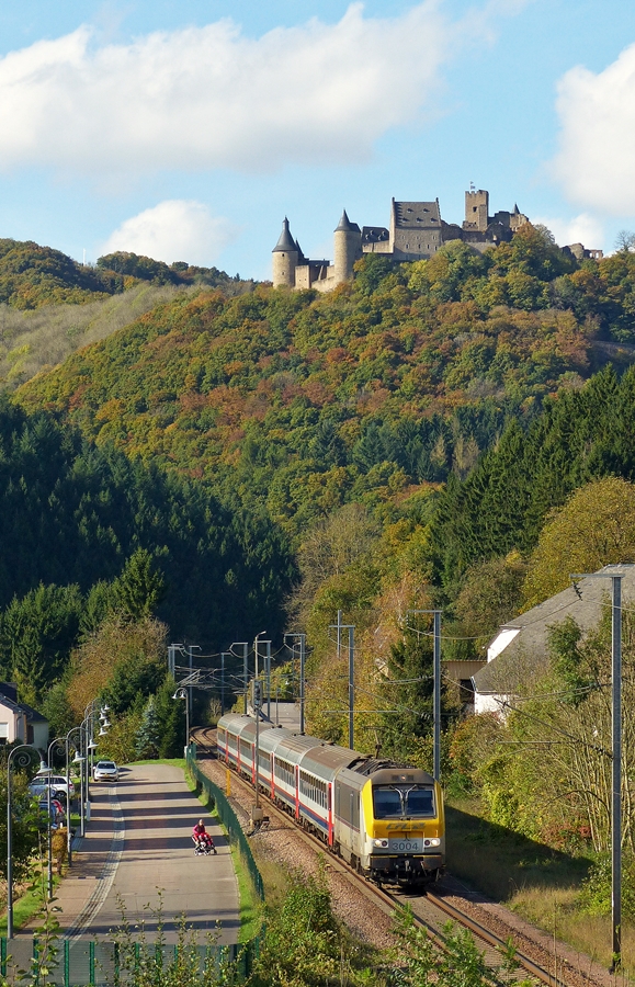 . Der Herbst hat Einzug gehalten in Michelau und auch die junge Mutter samt ihren Zwillingen schauen dem langen IR 115 Liers - Luxembourg zu, als er das idyllische Sauertal durchfhrt. 14.10.2014 (Jeanny)