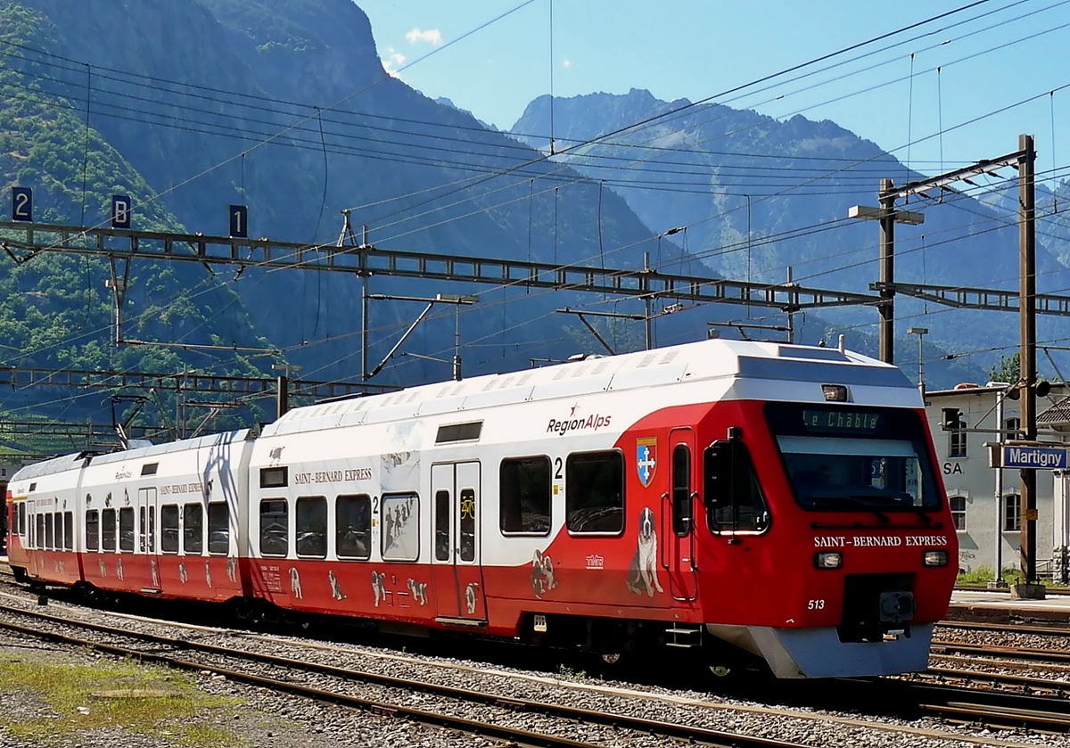 . Der M-O (TMR/Region Alps) NINA RABe 527 513-6 im schnen Saint-Bernard-Express Design am 03.08.2008 in Martigny. In der Zwischenzeit hat dieser NINA die tolle Hundebeklebung verloren. (Hans)